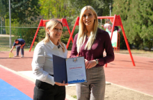 NOVE SPRAVE ZA VEŽBANJE U OŠ NOVI BEOGRAD: Đaci dobili trenažni bicikl, traku za trčanje i pakete sa sportskom opremom