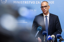 Minister Ostrc bo pojasnil lažji dostop do alkohola in tobaka v osnutku zakona