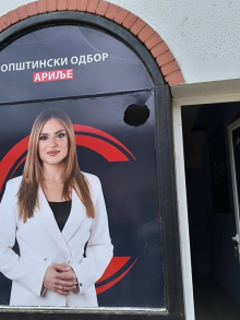 RAZBIJEN IZLOG NA PROSTORIJI ZAVETNIKA U ARILJU Stranka osudila vandalizam