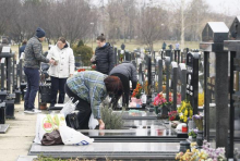 Ako ne možete na groblje za Miholjske zadušnice, uradite ovo kod kuće: Sveštenik objasnio kako se pravilno moli za preminule