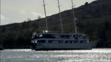 DRAMA U VELOJ PROVERSI Brod pun turista nasukao se u plićini, u pomoć stigao remorker Pollux