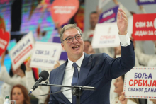 VUČIĆA PONELE EMOCIJE, ZAPEVAO PRED KRCATOM HALOM Ovako nešto do sada niste videli - pogledajte trenutak kada je atmosfera u Kragujevcu eksplodirala (VIDEO)