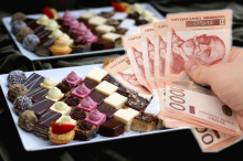 Slavski kolač 750 dinara, kilogram kolača 1.200, a tek meze... Počele porudžbine za slave - Sve cene na jednom mestu