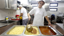 Burek, sendvič, pecivo... Učenici srednjih škola najgore se hrane: Osigurajte im prehranu!