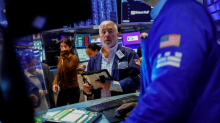 Treasury, Francia e caro-petrolio pesano sull’euro. Le aziende quotate che “vincono” lo stesso