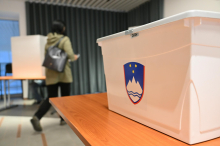 Odprla so se volišča za referendumsko odločanje