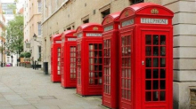 Ultima chiamata per le cabine telefoniche: diventano biblioteche o chioschi per il caffè