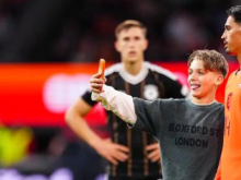 13-letnik zaradi selfija s Tijjanijem Reijndersom dobil petletno prepoved vstopa na stadion