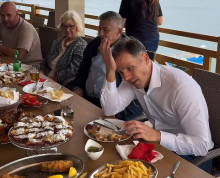 SVI JEDU, SAMO SE MALI DRŽI ZA GLAVU I VIČE 
