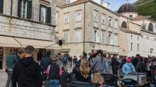 FOTO Dubrovnik krcat kao usred ljeta! Među turistima je i ekipa koja snima britansku seriju