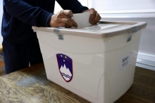 SDS: Vztrajali bomo pri konkretnih rešitvah. Svoboda: Odrediti je treba preiskavo o Black Cubu.