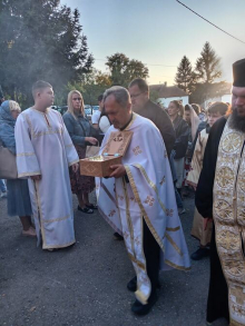 VERSKI SPEKTAKL ZA VIŠE HILJADA VERNIKA Mošti Svetog Nektarija Eginskog Čudotvorca u hramu Svetog Pantalejmona u Lučini, kod Ćićevca (FOTO)