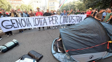 Ex Ilva, operai in piazza da Genova a Taranto: “No allo stop degli impianti”