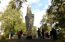OSAM I PO DECENIJA OD ZLOČINA NAD CIVILIMA: Državna ceremonija u Dragincu kod Loznice