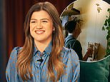 Kelly Clarkson embroiled in a feud with a New York curiosity shop over an £11k singing bird