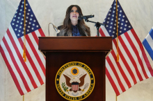 Ameriška veleposlanica v Grčiji Kimberly Guilfoyle po Trumpovem pozivu odstopila