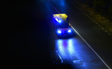 Voznik na avtocesti ustavil in zapeljal vzvratno – v trku dva mrtva, hudo poškodovan tudi otrok