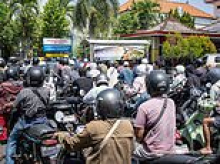 Bali authorities call for calm as fuel shortage crisis sparks wild scenes, causing chaos for Aussie tourists