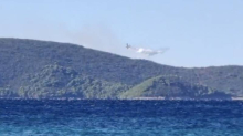 I dalje gori na otoku Jakljanu: 'Kanaderi moraju nazad zbog bure, nasreću nema kuća...'