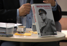 Več kot 80 let po dokončanju izšla prva biografija Winstona Churchilla v slovenskem jeziku