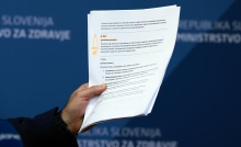 Kako je mogoče, da je minister prinesel dokument, za katerega je trdil, da ga nima?