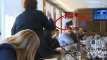 VIDEO Kaos u parlamentu Slovenije, letio i poslovnik: 'Ovo je otmica, državni udar'