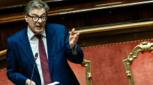 Manovra da 23,5 miliardi: aiuti a famiglie e sostegni alle imprese. Coperture da banche e giochi