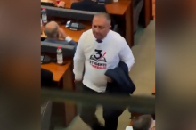 KAKAV PERFIDAN, ALI PROVIDAN PERFORMANS Ovako izgleda Kurtijeva podrška studentskoj listi direktno iz parlamenta lažne države! (VIDEO)