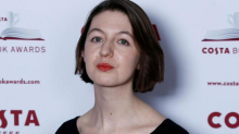 Sally Rooney v Združenem kraljestvu ne more več prodajati knjig