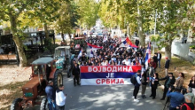 MLADOST SRBIJE KRENULA PEŠKE NA SKUP U NOVOM SADU: Nose jasnu poruku „Vojvodina je Srbija“ (FOTO)