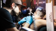 Tatuaggi e piercing: le imprese sono 9.600, in dieci anni più che raddoppiate