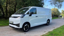 Farizon V7E: kitajec, ki kaže mišice evropejcem