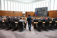 Poslanci o referendumu o intervencijskem zakonu. Seznanitev z odstopoma Borisa Mijiča in Tee Košir.