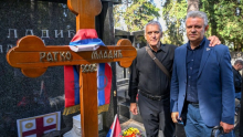 UZ RATKA MLADIĆA I KROZ KIŠU METAKA: Dušan Maran i Saša Jovanović, posada helikoptera, koja je četiri godine prevozila generala po ratištima