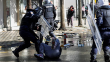 FOTO KAOS U ALBANIJI Sukobi prosvjednika i policija: 'Daj ostavku prije nego sve izgori!'