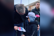 MALIŠAN PRIŠAO VUČIĆU S LISTOM PAPIRA U RUCI! Dao mu poklon, Vučić se raznežio  i oduševio: 