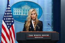 Trump po petih dneh odpustil novo tiskovno predstavnico Bele hiše Katie Zacharia