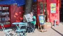 Burraco e parole crociate, a Bologna l’edicola rinasce andando “Fuori pagina”