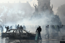 V Franciji so se protesti proti draginji ponekod sprevrgli v spopade s policijo