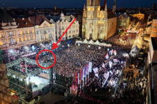 BLOKADERI POKUŠALI DA OBMANU NAROD PA SE OBRUKALI Tvrde da je pomeren spomenik Svetozaru Miletiću kako bi izgledalo da ima više ljudi, ali ih SLIKE DEMANTUJU