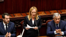 Manovra, prelievo sulle banche: la premier media ma i 5 miliardi restano