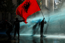 Protesti v Albaniji: policija uporabila šok granate, solzivec in vodni top