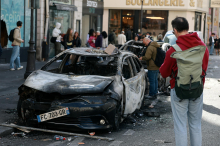 V Franciji po dnevu protestov popisujejo škodo, pridržanih več kot 2000 ljudi