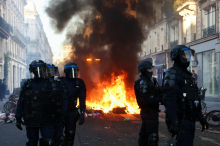 V Franciji po dnevu protestov popisujejo škodo. Izbruhnili novi spopadi med protestniki in policijo.