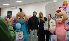 PODELJENO JOŠ 100 BEBI-PAKETA! Pokloni za još 100 novobeogradskih mališana