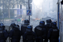 Francoski premier po izgredih napovedal delne policijske ure. Macron zavrnil odstop Nuñeza.