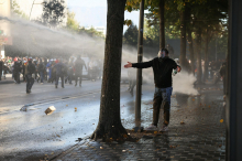 Rama po nasilnih protestih v Tirani obljublja višje plače policistom