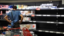 Protesta dei tir, tra gli scaffali vuoti in Sicilia: “Ci sono i panettoni ma mancano latte e carne”