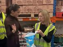 Moment no-nonsense volunteer ignores Meghan's 'performative' questions about filling a food bag during Nottingham visit
