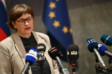 Poslanka Sukič zaradi primera Košir med drugim ovadila ministre Logarja, Vrtovca in Ostrca